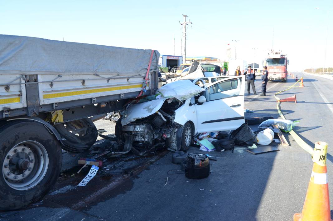 Konya yolunda TIR’a çarpan otomobilde acı son! Anne öldü, oğlu yaralı 4